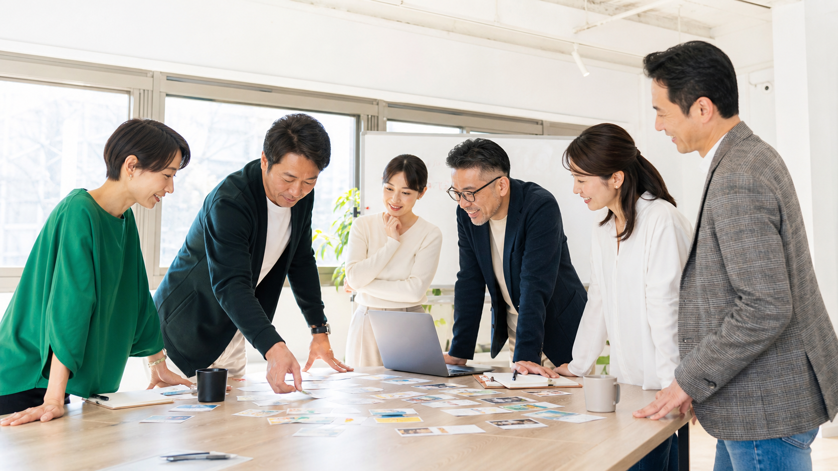 明るい会場で知見を共有する経営者のワークショップ(生成イメージ)