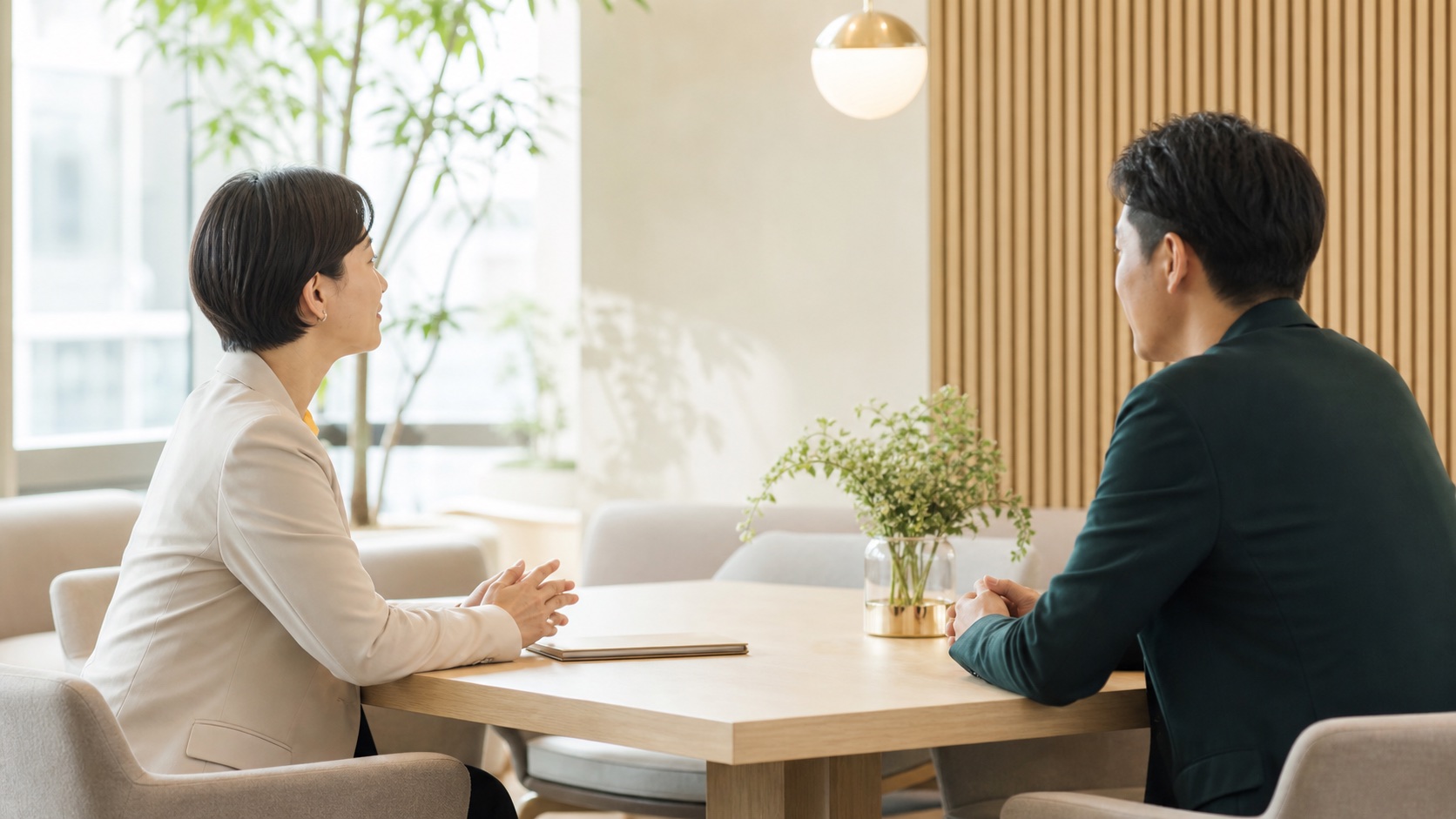 医療人材の採用について対話する相談風景（生成イメージ）