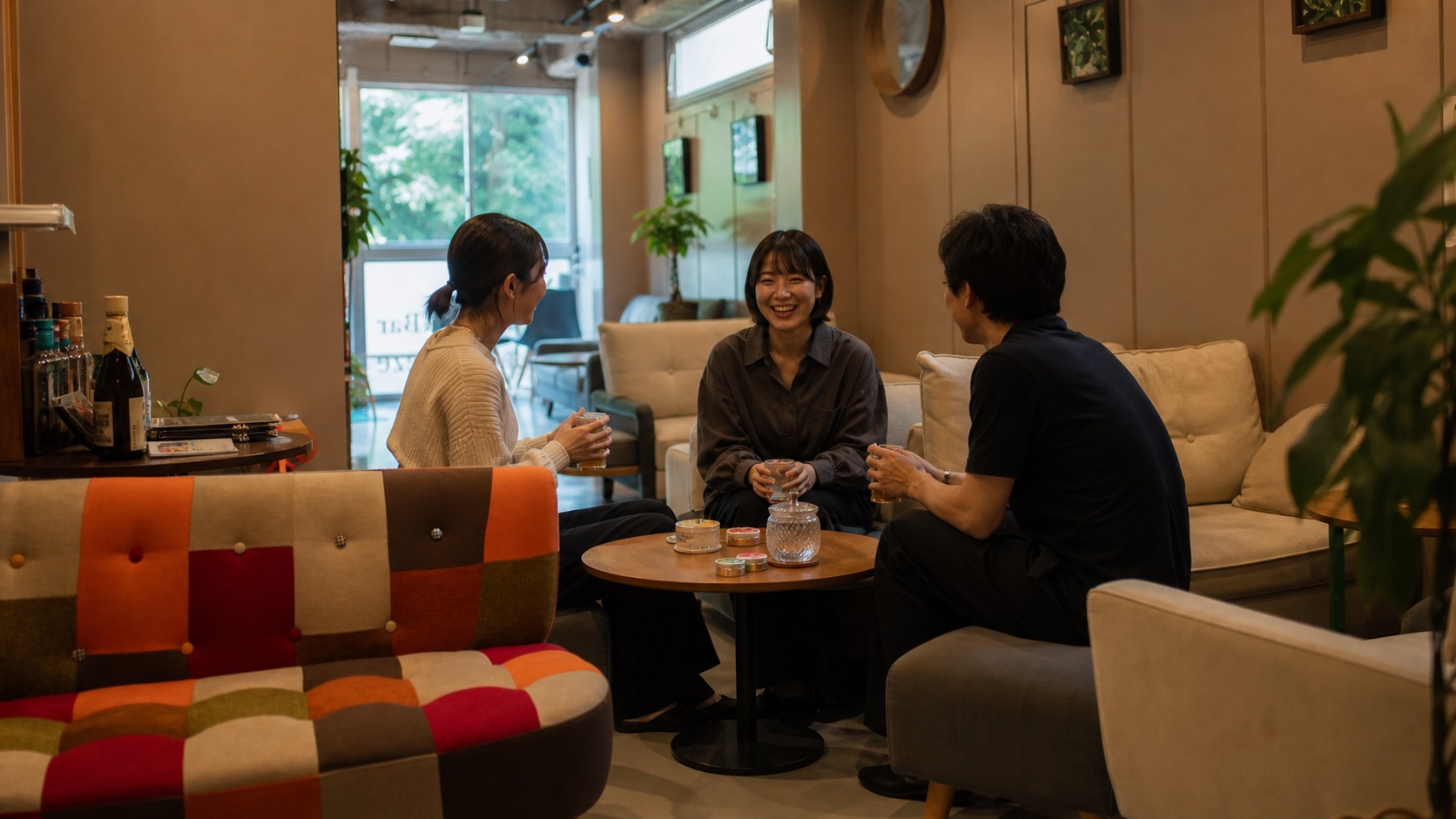 Potara Breezeのラウンジで自然に会話する来店者（生成イメージ）